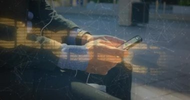 Akıllı telefon kullanan adamın üzerinden çevrimiçi güvenlik zinciri ile dijital arayüzün animasyonu. Dijital olarak oluşturulan küresel dijital konsept.