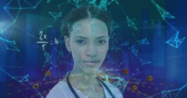Emojiler ve dijital arayüz üzerinden kadın doktorun portresinin animasyonu. Şehir manzarasının parıldayan 3D mavi mimari modeli. Küresel teknoloji ağı konsepti dijital olarak oluşturulmuş görüntü.