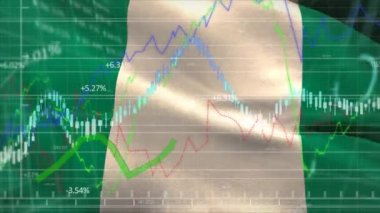 Nijerya bayrağının dalgalanmasına karşı finansal veri işleme videosu. Küresel ekonomi borsa konsepti