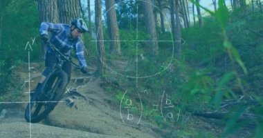 El yazısıyla yazılmış denklemlerin canlandırması arka planda ormanda bisiklet süren bir adamın üzerine kaydedilmiş. Teknoloji dijital veri işleme konsepti dijital kompozit.