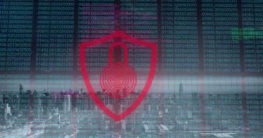 Güvenlik asma kilit simgesinin dijital animasyonu arkaplandaki şehir manzarasına karşı veri işleme üzerine. Küresel ağ oluşturma ve çevrimiçi güvenlik kavramı