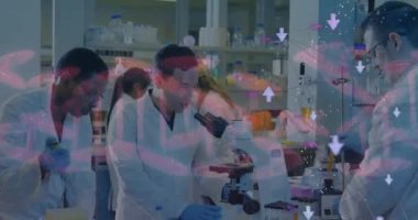 Laboratuvarda çalışan bilim adamları üzerinde dönen DNA iplikçiklerinin ok simgelerinin ve bağlantı ağının animasyonu. Dijital olarak üretilen küresel koronavirüs pandemik konsepti.