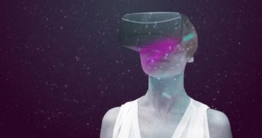 Evrenin her yerinde VR kulaklık takan, arka planda pembe bulutlar olan kadın portresinin animasyonu. Küresel ağ bağlantıları konsepti dijital bileşik.