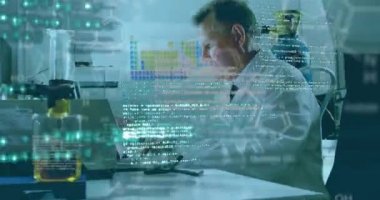 Araştırma sırasında bilgisayar kullanan bir erkek laboratuvar çalışanının görüntüsünden akan verilerin animasyonu. Covid 19 salgın hastalıklar sağlık bilimi tıp konsepti dijital bileşik.