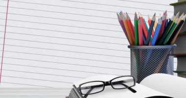 Beyaz arka planda birden fazla yüzen matematiksel sembolün üzerinde okul ekipmanlarının animasyonu. Okul kavramına geri dönüş dijital olarak oluşturulan imaj.