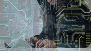 Bilgisayarlı devre kartının kapüşonlu bilgisayarlı kadın hacker üzerinde canlandırması. Küresel teknoloji veri güvenliği finansman iş konsepti dijital olarak oluşturulmuş görüntü.