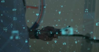 Dijital simgelerin Dijital bileşik videosu, akıllı telefon ve yürüme kullanarak insanın orta kesimine karşı. Küresel ağ ve bağlantı kavramı