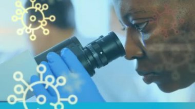 Coronavirüs simgelerinin araştırma sırasında test edilen kadın bir laboratuvar çalışanının görüntüsü üzerinden akışının animasyonu. Covid 19 salgın hastalıklar sağlık bilimi tıp konsepti dijital bileşik.