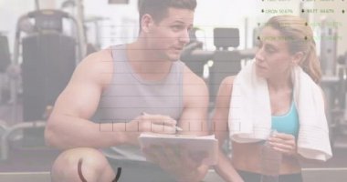 Arka planda spor salonunda kişisel antrenörüyle tartışan bir kadının mali veri işleme animasyonu. Küresel finans sektörü arayüzü kavramı dijital olarak oluşturulmuş görüntü.