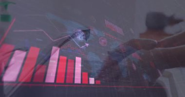 Ellerini yıkayan kadın hakkında grafik ve istatistiklerle dijital arayüzün animasyonu. Dijital olarak üretilen küresel koronavirüs pandemik konsepti.