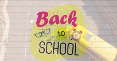 Okul otobüsüne binen çocukların hava görüntüsüne karşı okul metnine, gözlüğe ve saat simgesine dönüş videosu