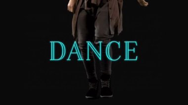 Siyah arka planda dans eden kadının üzerinde yeşil ışıklı neon ışıkla dans eden kelimenin animasyonu. Eğlence ve hareket kavramı dijital olarak oluşturuldu.