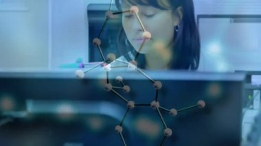 Araştırma sırasında örnekleri inceleyen kadın bir laboratuvar çalışanının üzerinden geçen molekül modelinin animasyonu. Covid 19 salgın hastalıklar sağlık bilimi tıp konsepti dijital bileşik.