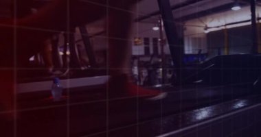 Arka plandaki koşu bandında koşan adamın finansal veri işleme animasyonu. Küresel finans sektörü arayüzü kavramı dijital olarak oluşturulmuş görüntü.