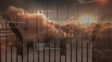 Finansal veri işlemesinin dijital animasyonu bulutlara karşı işliyor ve arka planda güneş var. Küresel ekonomi ve finans kavramı