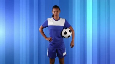 Soyut mavi arka planda top tutan kadın futbolcunun dijital videosu. Spor fitness konsepti dijital kompozit
