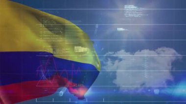 Kolombiya bayrağında gökyüzünde bulutlara karşı dalgalanan finansal veri işleme videosu. Küresel ekonomi ve finans kavramı