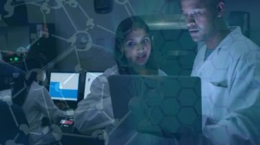 Araştırma sırasında bilgisayar kullanan iki laboratuvar çalışanının görüşü üzerinde yüzen molekül modelinin animasyonu. Covid 19 salgın hastalıklar sağlık bilimi tıp konsepti dijital bileşik.