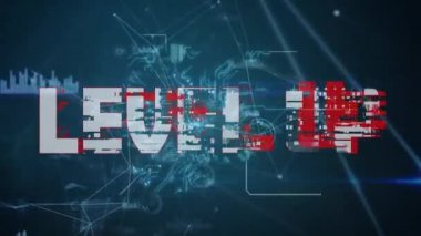 Mavi arkaplan ile dijital simge ağı üzerinden metin ve veri işleme seviyesinin dijital animasyonu. Küresel ağ ve iş konsepti