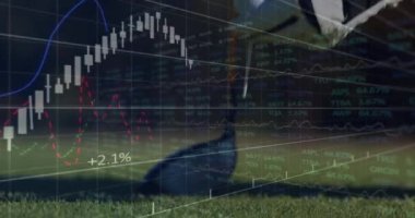 Golf oynayan bir adamın finansal verileri işlemesi, arka plana vurmadan önce golf topu yerleştirilmesi. Küresel finans sektörü arayüzü kavramı dijital olarak oluşturulmuş görüntü.