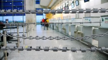 Havaalanında yürüyen bavullu dört dikenli telli kadın hostesin dijital videosu. Covid 19 koronavirüs pandemik seyahat kısıtlaması kavramı
