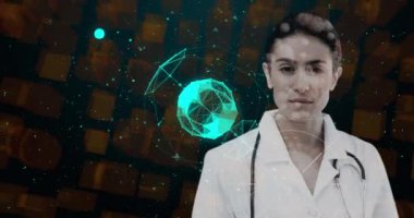 Yeşil dönen küre üzerinde kadın doktorun animasyonu ve şehrin 3d mimari modeli dijital arayüz. Küresel teknoloji ağı konsepti dijital olarak oluşturulmuş görüntü.