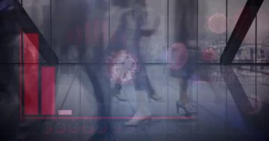 Covid 19 koronavirüs hücrelerinin dönüşünün animasyonu ve hızlı hareket eden yolcuları işaret eden oklu istatistikler. Global Covid 19 salgın konsepti dijital olarak oluşturulmuş görüntü.