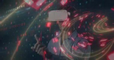 Dijital arayüz animasyonu ve VR kulaklık takan bir adam için siber saldırı uyarısı. Dijital ortamda oluşturulan küresel dijital güvenlik kavramı.