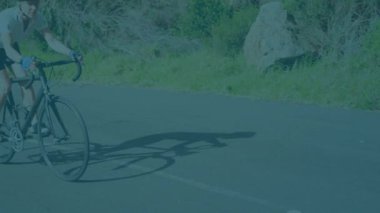 Arka planda bisiklet süren bir kadın için el yazısıyla yazılmış denklemlerin animasyonu. Teknoloji dijital veri işleme konsepti dijital kompozit.