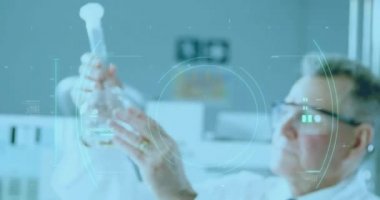 Araştırma sırasında erkek bir laboratuvar çalışanının görüşü üzerinde yüzen bir koronavirüs modelinin animasyonu. Covid 19 salgın hastalıklar sağlık bilimi tıp konsepti dijital bileşik.