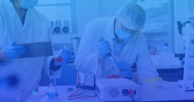 Laboratuvarda çalışan laboratuvar önlükleri giyen bilim adamları üzerinde dönen DNA ipliklerinin ve matematiksel denklemlerin animasyonu. Dijital olarak üretilen küresel koronavirüs pandemik konsepti.