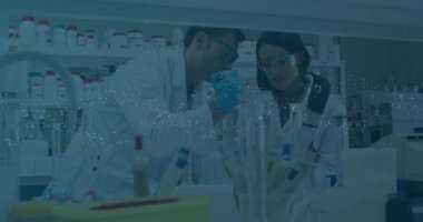 Laboratuvarda çalışan bilim adamları üzerinde DNA iplikçiklerinin dönüşümlü hali. Dijital olarak üretilen küresel koronavirüs pandemik konsepti.
