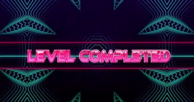 Satır ve çoklu kaleydoskop soyut şekilli pembe metalik harflerle Seviye Tamamlanmış metin içeren video oyunu ekranının animasyonu. Video oyunu konsepti dijital olarak oluşturuldu.