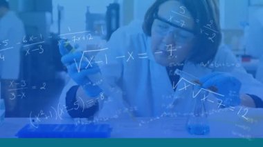 Laboratuvarda çalışan laboratuvar önlükleri giyen bilim adamları üzerinde dönen DNA ipliklerinin ve matematiksel denklemlerin animasyonu. Dijital olarak üretilen küresel koronavirüs pandemik konsepti.