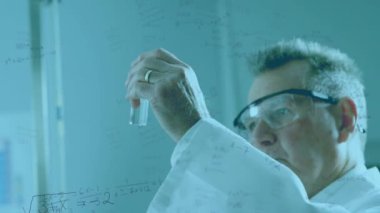 Araştırma sırasında örnek inceleyen bir erkek laboratuvar çalışanının görüntüsü üzerinden akan verilerin animasyonu. Covid 19 salgın hastalıklar sağlık bilimi tıp konsepti dijital bileşik.