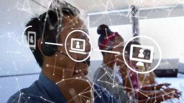 Ofiste çalışan kulaklık takan müşteri hizmetleri yöneticilerine karşı dijital ikon ağı ve bağlantı ağının dijital kompozit videosu. Küresel ağ ve iş konsepti