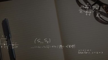 Matematiksel denklemlerin ve diyagramların açık defter, kalem ve gözlüğe karşı hareket ettiği dijital video. Eğitim ve okul kavramı