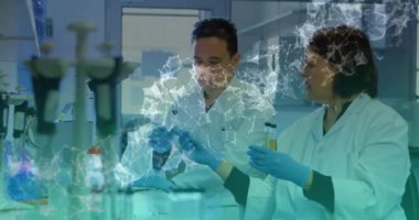 Laboratuvarda çalışan bilim adamları üzerinde DNA iplikçiklerinin dönüşümlü hali. Dijital olarak üretilen küresel koronavirüs pandemik konsepti.