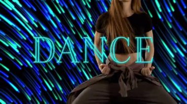 Dans kelimesinin animasyonu ve arka planda kusursuz bir döngü içinde hipnotik hareketlerle hareket eden birden fazla yeşil ve mavi ışık yolu ile dans eden kadın. Eğlence ve hareket kavramı dijital olarak oluşturuldu.