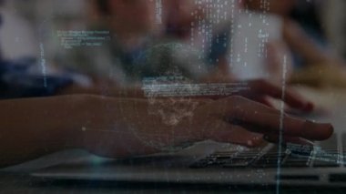 Veri işleme ve bağlantı ağının dijital kompozit videosu dizüstü bilgisayar kullanarak kişinin orta kesimine karşı dönüyor. Küresel ağ oluşturma ve çevrimiçi güvenlik kavramı