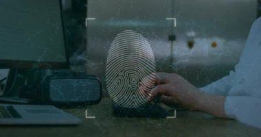 Arka planda bilgisayar kullanan bir kadının dijital arayüz biyometrik parmak izi taraması. Küresel teknoloji veri güvenliği finansman iş konsepti dijital olarak oluşturulmuş görüntü.