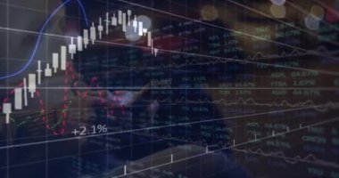 Arka planda akıllı telefon mesajları kullanan bir adamın finansal veri işleme animasyonu. Küresel finans sektörü arayüzü kavramı dijital olarak oluşturulmuş görüntü.