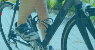 Kırmızı çizgilerin ve istatistiklerin arka plandaki yolda bisiklet süren kadının alt kısmının üzerine kaydedilmesi. Teknoloji dijital veri işleme konsepti dijital kompozit.