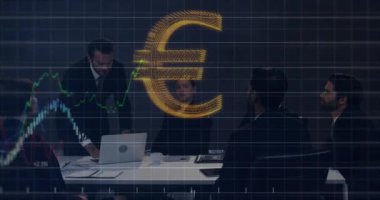 İnteraktif sanal ekranda para birimi gösterimi sembolü kullanılarak yapılan toplantıda iş adamlarının finansal veri işleme animasyonu. Küresel finans sektörü arayüzü kavramı dijital olarak oluşturulmuş görüntü.