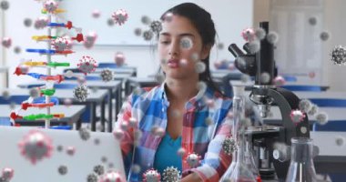 Animasyon sırasında Coronavirus hücreleri araştırma sırasında bir laboratuvar çalışanının üzerinde akıyordu. Covid 19 salgın hastalıklar sağlık bilimi tıp konsepti dijital bileşik.