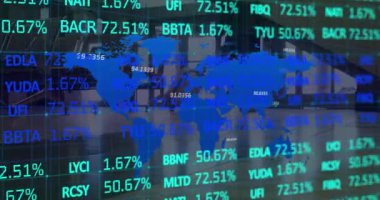 Havaalanında yürüyen insanlara karşı dünya haritası üzerinden borsa veri işleme dijital animasyonu. Küresel ekonomi borsa konsepti