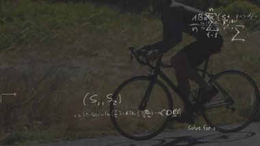 Arka planda insan bisikletinin üzerinde el yazısıyla yazılmış denklemlerin animasyonu. Teknoloji dijital veri işleme konsepti dijital kompozit.