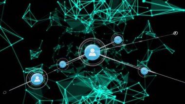 Mavi dijital simgelerden oluşan ağın dijital animasyonu siyah arkaplana karşı parlayan yeşil ağ bağlantılarına karşı. Küresel ağ ve bağlantı kavramı