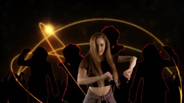黒い背景を移動する円上の輝くスポットに対して群衆のシルエット上で踊る若い女性のデジタル複合ビデオ 創造的な表現 若いエネルギー ファッション ダンスの概念 — ストック動画