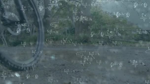 Animación Ecuaciones Matemáticas Manuscritas Registrando Sobre Hombre Bicicleta Bosque Fondo — Vídeo de stock